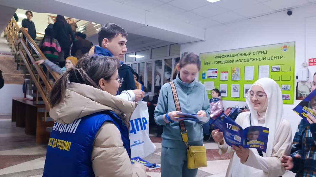 Активисты ЛДПР продолжают знакомить махачкалинцев с Леонидом Слуцким