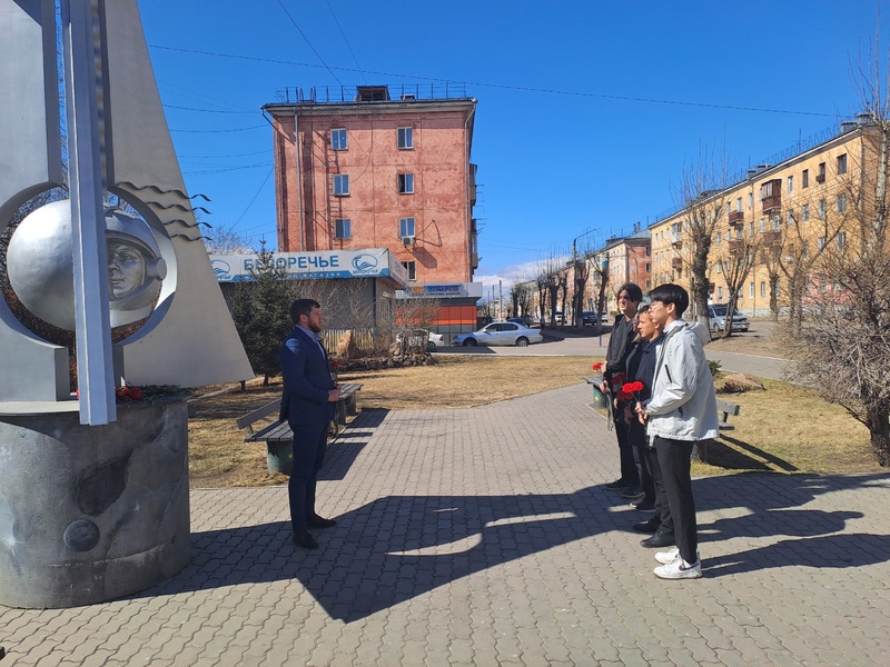 Бурятские партийцы возложили цветы к памятнику первому космонавту Юрию Гагарину