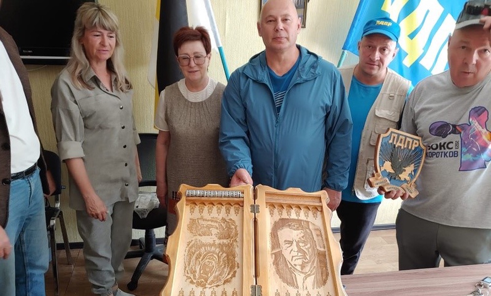 Принятый в члены ЛДПР столяр-краснодеревщик на Камчатке изготовил нарды с портретом Жириновского