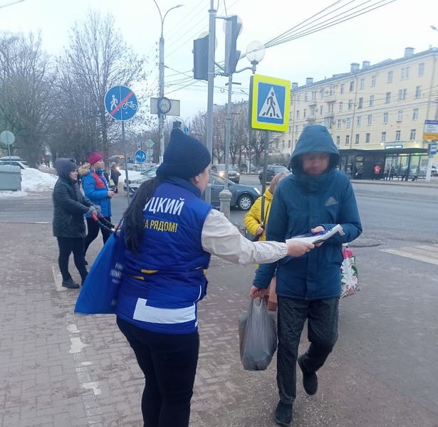 Активисты ЛДПР принимают обращения граждан на улицах Твери