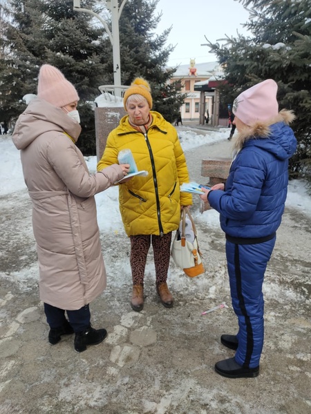 Биробиджанские партийцы вручили землякам защитные маскии