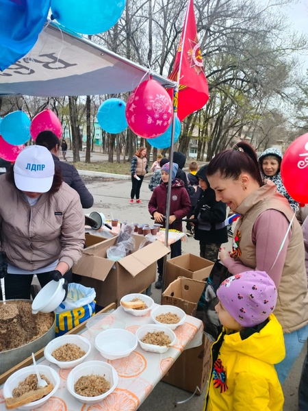 Теплоозёрские партийцы в День Победы угостили односельчан солдатской кашей