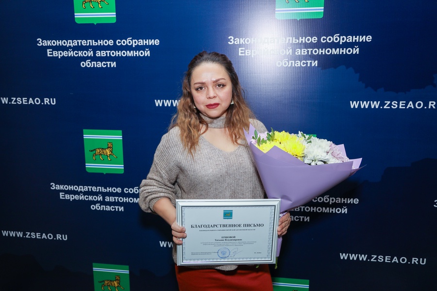 Активистку ЛДПР наградили в Заксобрании ЕАО в День дошкольного работника