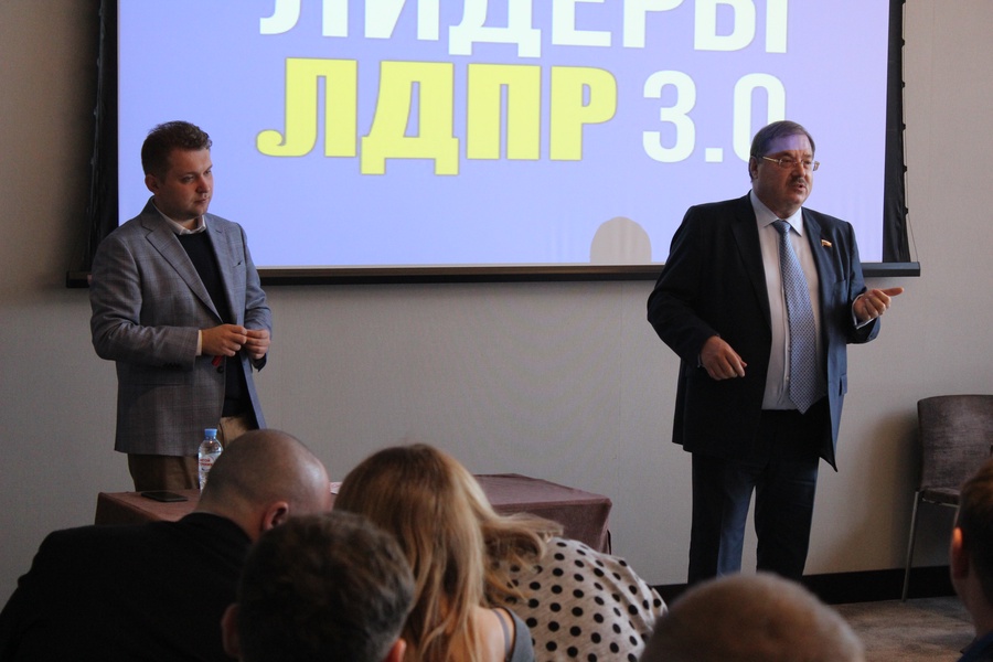ЛДПР продолжает готовить политических лидеров