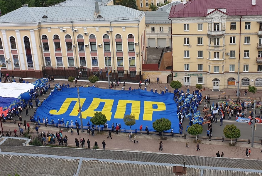 Колонна ЛДПР вызвала фурор на Параде поколений в Брянске