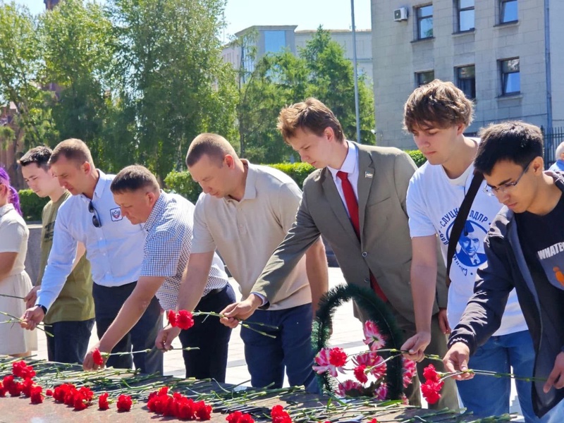 Активисты ЛДПР в Приангарье возложили цветы в День памяти и скорби
