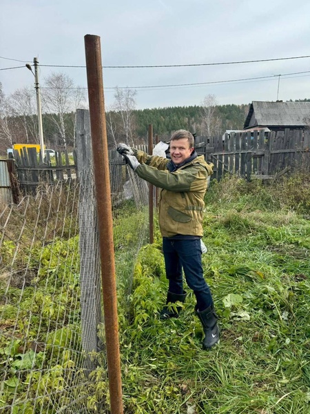 Депутат ЛДПР Роман Голышев помог ветерану труда с установкой забора