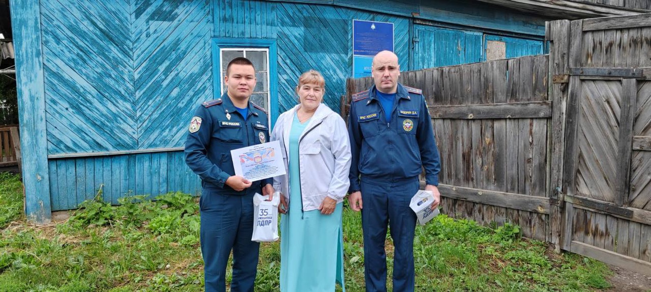 Представители ЛДПР поблагодарили сотрудников пожарного надзора Приангарья за героический труд