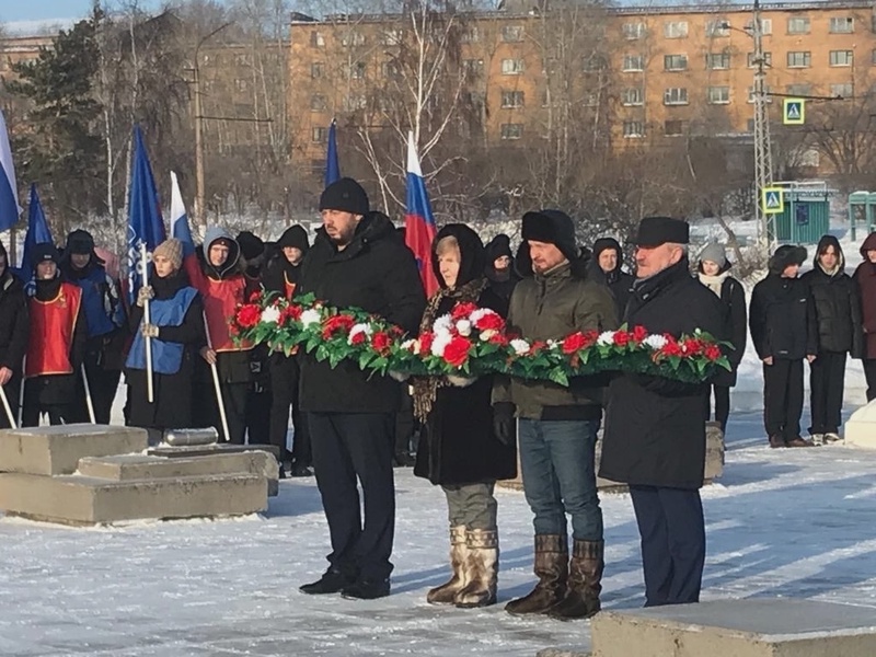 Активисты Братского отделения ЛДПР возложили гирлянду Славы к Мемориалу Славы