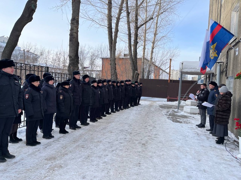 В память о тех, кто ценой своей жизни без колебаний выполнил служебный долг 