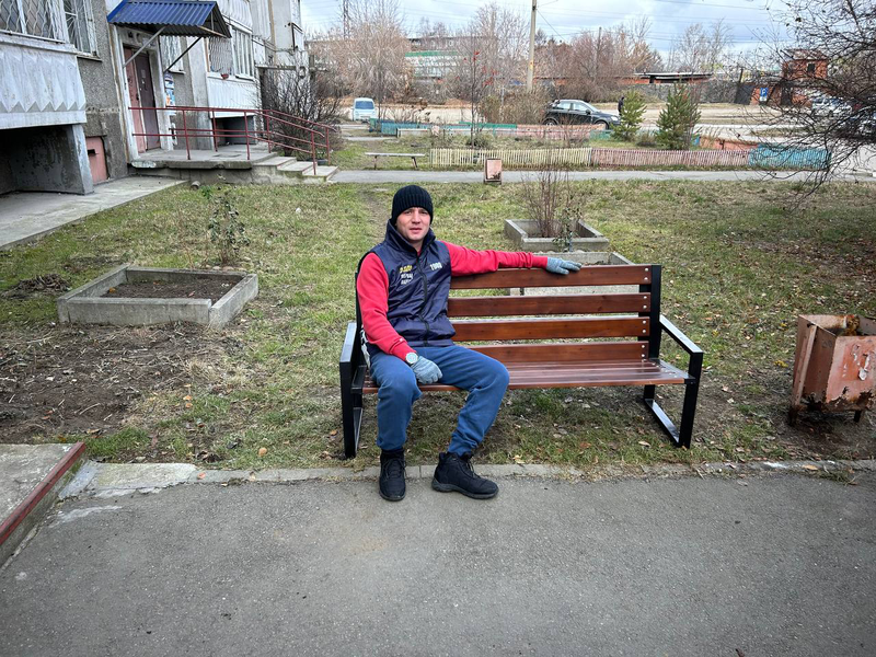  Жители улицы Баумана получили новую скамейку благодаря помощи ЛДПР