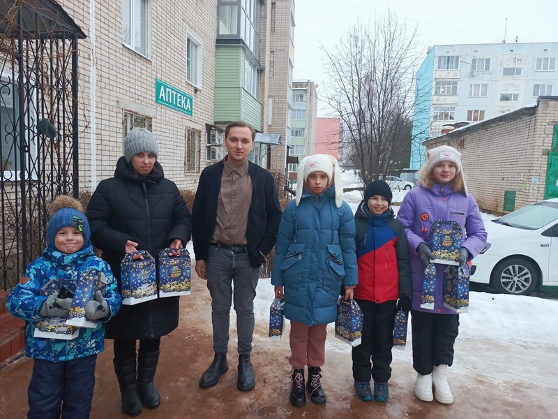 В канун старого Нового года депутаты ЛДПР порадовали детей из многодетных семей подарками!