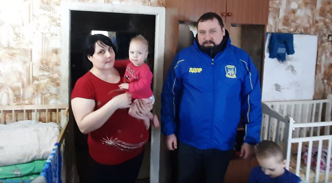 ЛДПР обеспечила обувью и одеждой многодетную мать