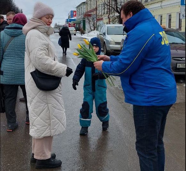 Активисты ЛДПР в Тейкове поздравили женщин с праздником