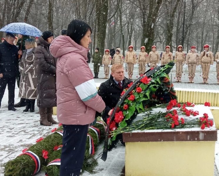 Цветы к подножию мемориала возложил депутат ЛДПР