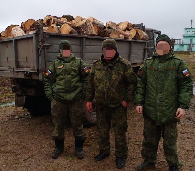 Огонь в печурке: калининградские партийцы привезли дров военнослужащим