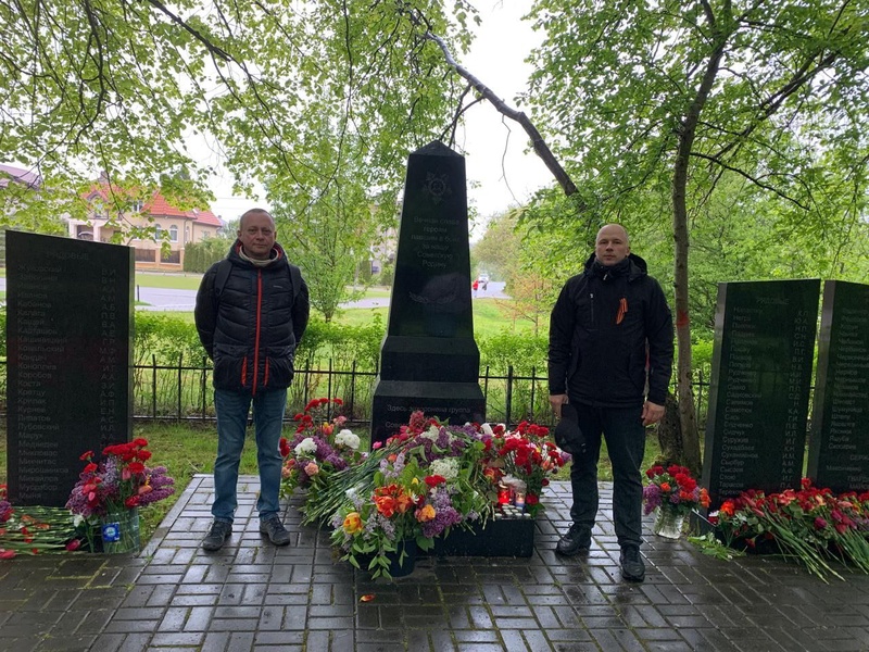 Подвиг не забудем: в Калининграде партийцы возложили цветы к монументу павших воинов