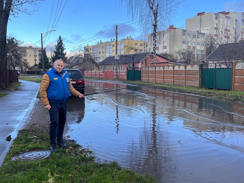 Хоть рыбу лови: в Калининграде партиец шутливо указал властям на плохую работу ливневок