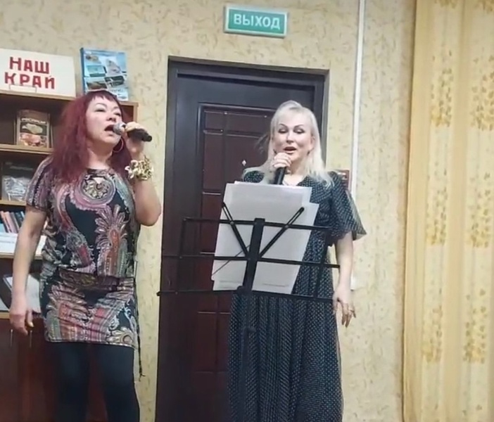 В Полесске депутат ЛДПР песнями поздравляла односельчан