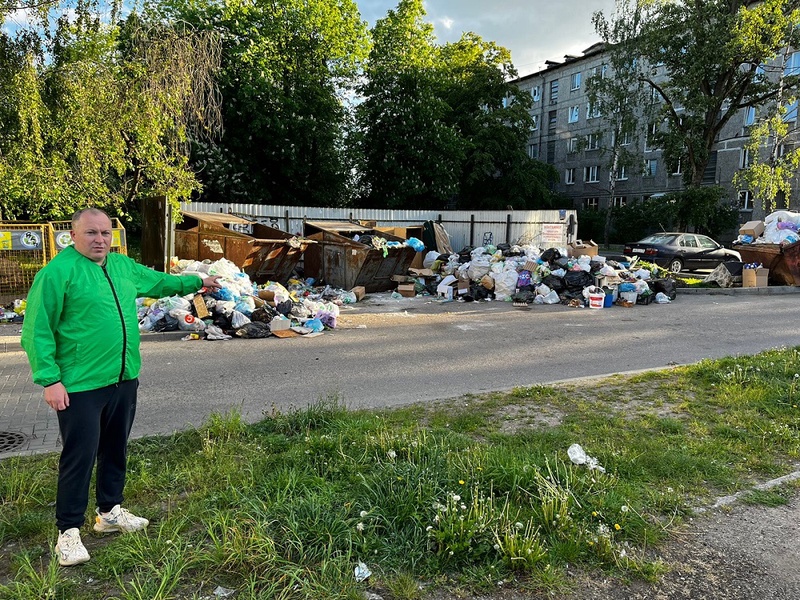 Жители Калининграда пожаловались в ЛДПР на переполненные мусорки