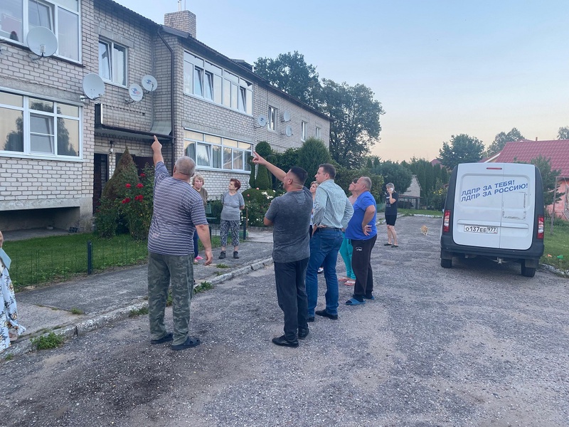 Жители обветшалых домов в Славске показали ЛДПР состояние их жилья