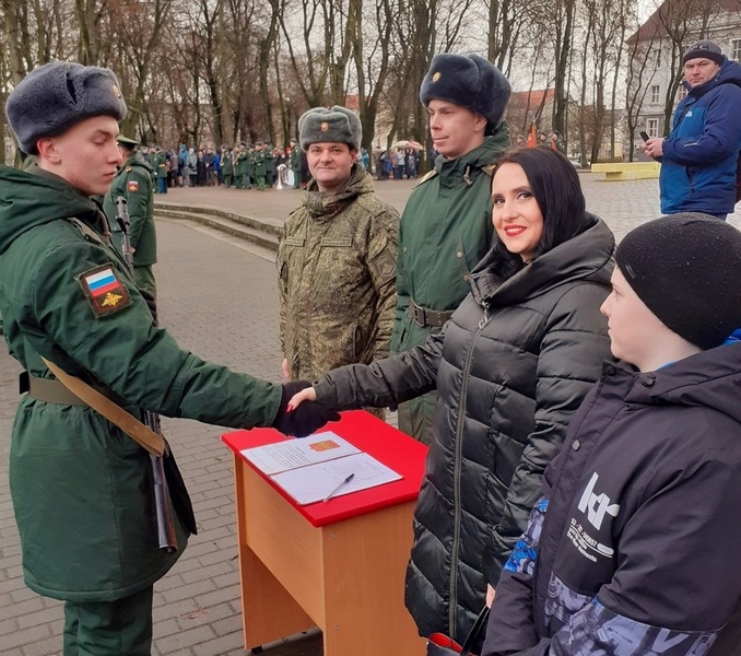 Помощник депутата калининградского Заксобрания поздравила призывников с принятием присяги 