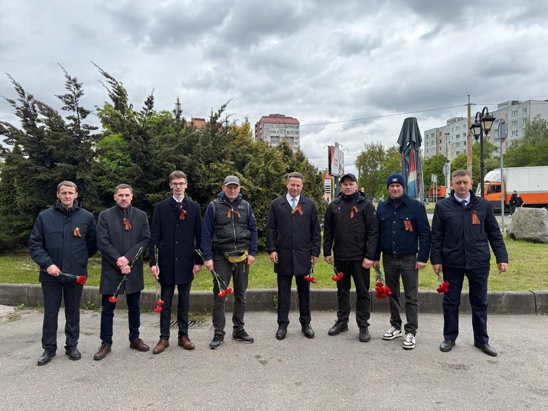 9 мая партийцы прошли в колонне «Бессмертного полка» на площади Победы в Калининграде