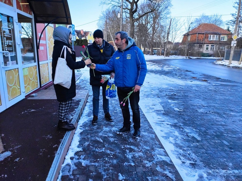 Дарили цветы и пели в голос: как отметили 8 марта в Калининграде