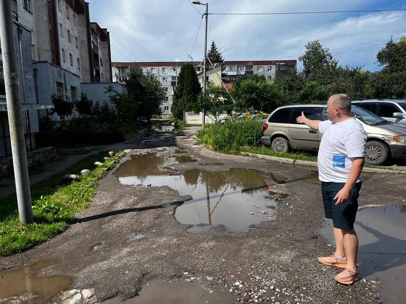 Интересы людей забыты: партийцев поразила дорога в одном из калининградских дворов