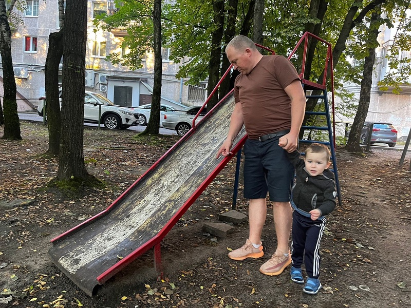 Площадка совсем не детская: в Калининграде ЛДПР продолжает проверять детские площадки