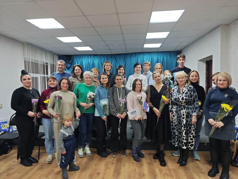 Калининградские партийцы поздравили многодетные семьи с наступающим Днём матери 