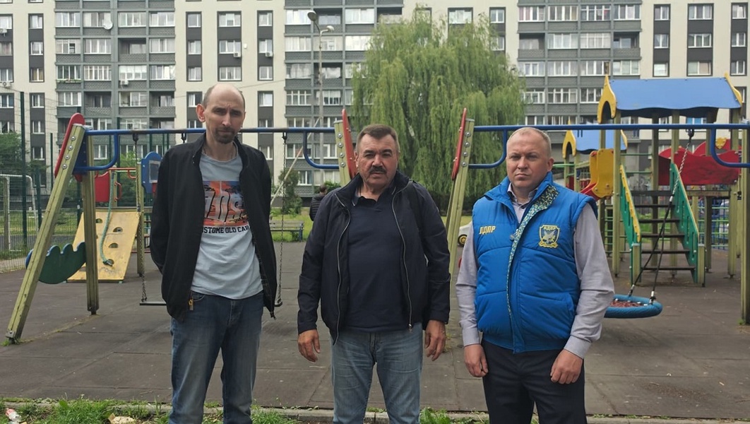 Представители ЛДПР провели инспекцию очередной детской площадки в Калининграде
