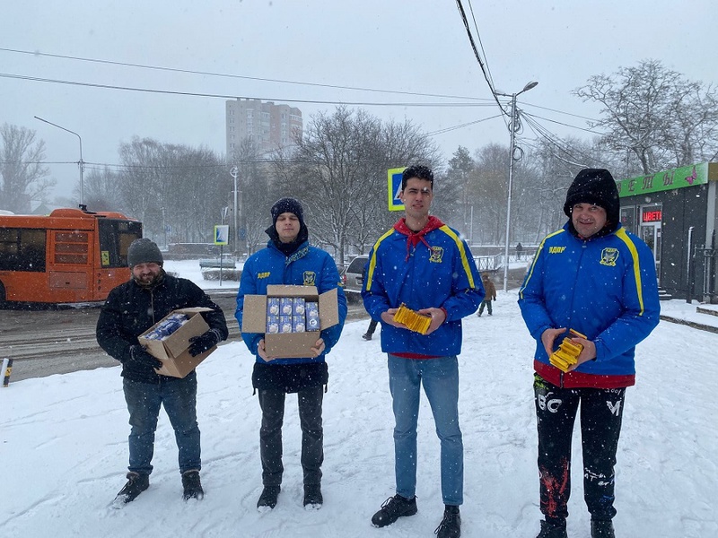 Солнечное настроение в пургу подарили калининградкам активисты ЛДПР