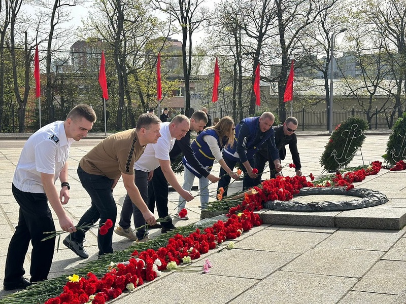 Партийцы возложили цветы в честь 79-й годовщины штурма Кёнигсберга