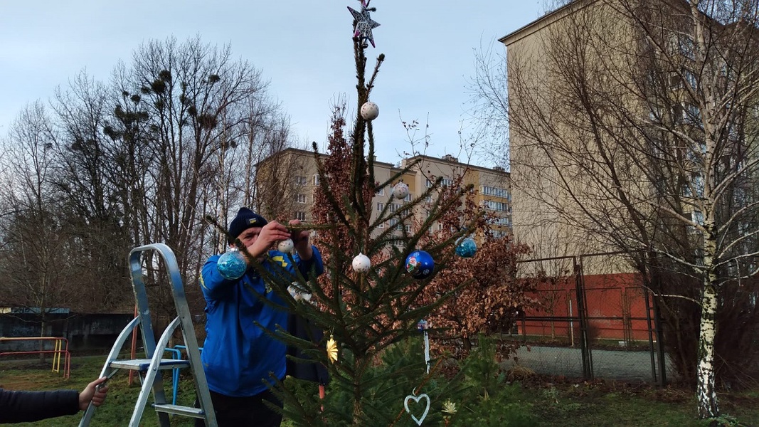 Партиец помог подросткам нарядить елку во дворе