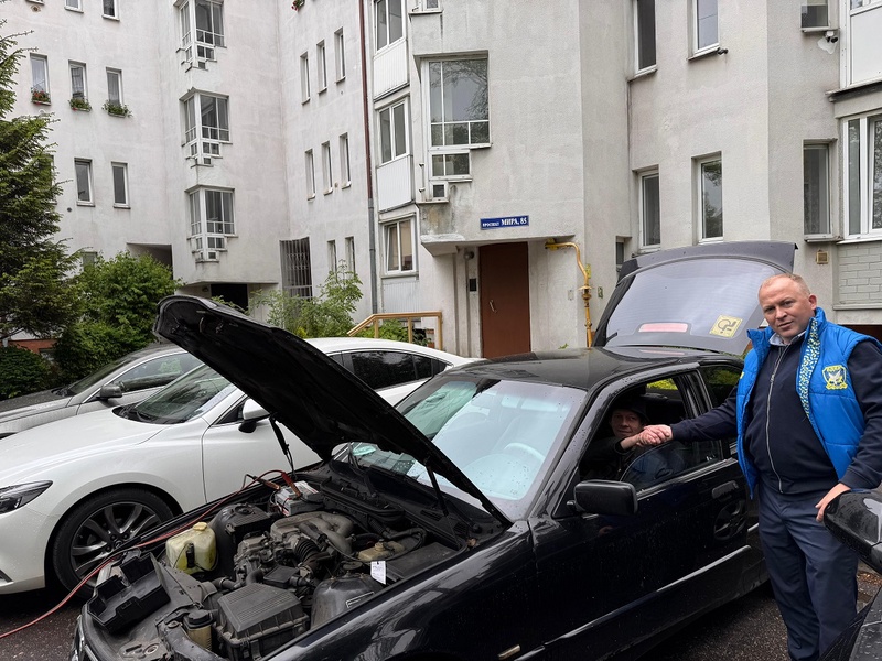Мелочей не бывает: в Калининграде партийцы помогли завести автомобиль инвалиду