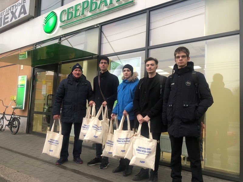 Калининградские партийцы поздравили сотрудников с днём работника Сбербанка