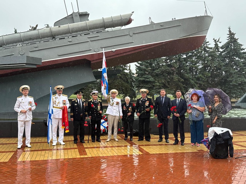 Цветы к памятнику морякам-балтийцам возложили представители ЛДПР