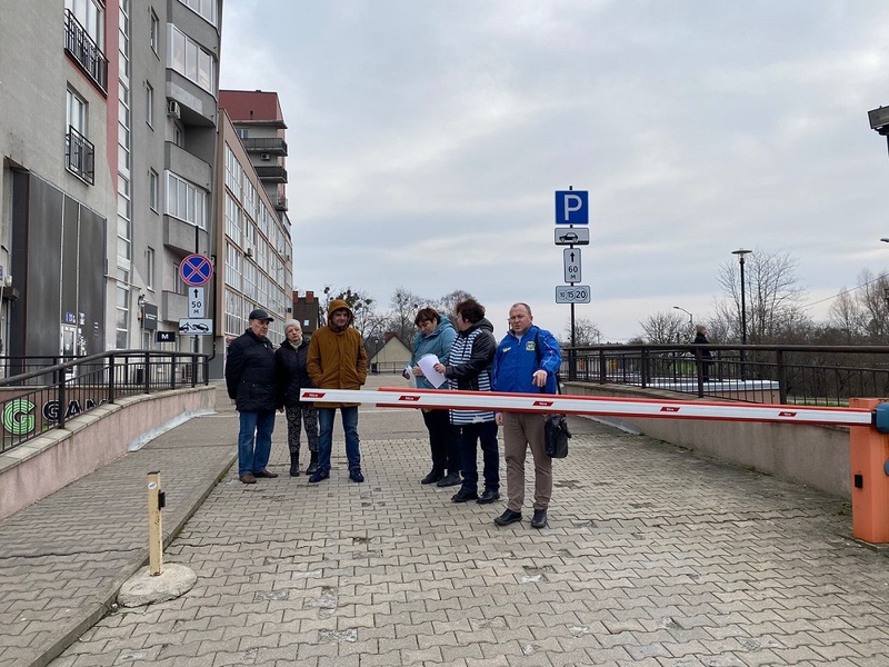 Шлагбаум преткновения: в Калининграде партийцы разбираются в ситуации с закрытием двора