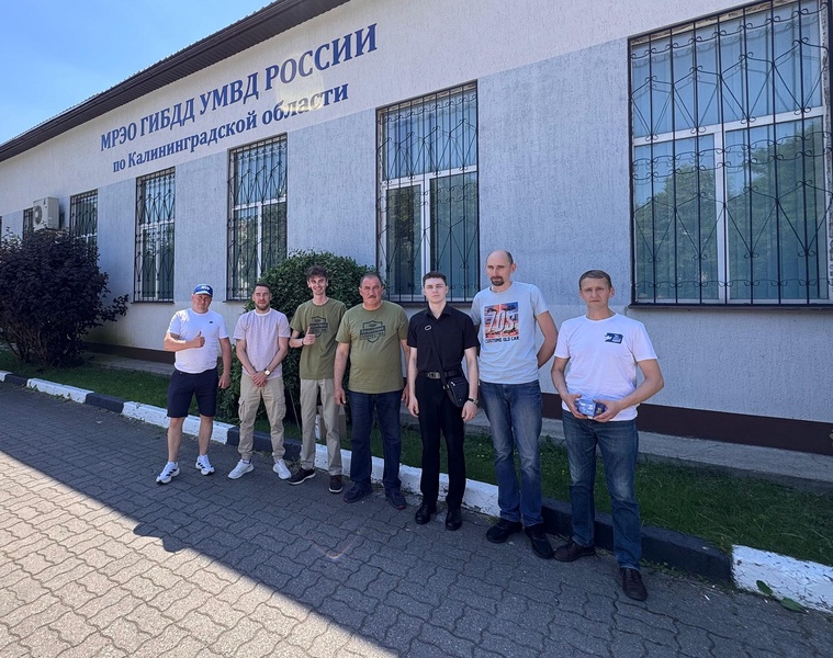 Калининградские партийцы поздравили сотрудников Госавтоинспекции, вручив подарки от ЛДПР