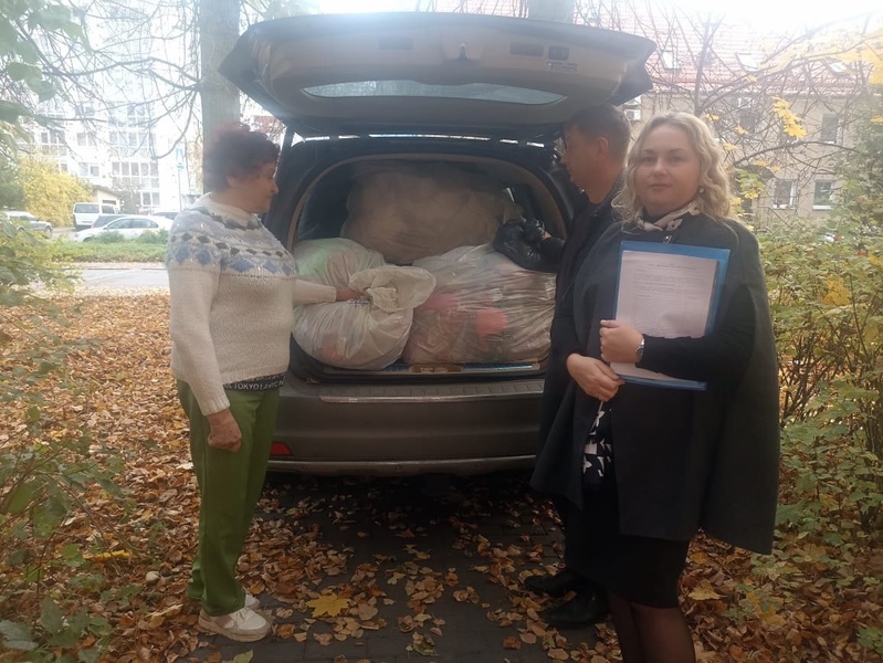 Калининградские партийцы доставили многодетным более тридцати мешков новой одежды