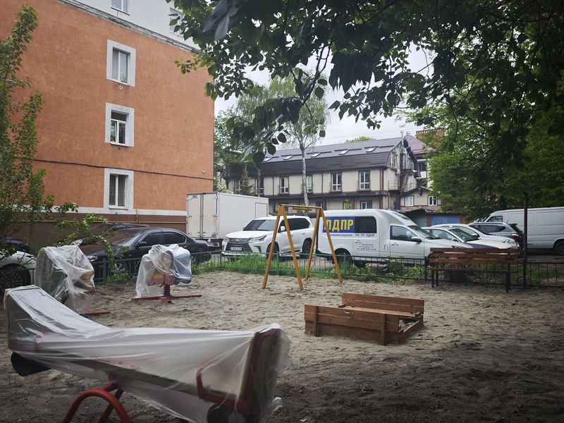 В Калининграде ЛДПР установила детскую площадку и лавочки по просьбе ветерана ВОВ