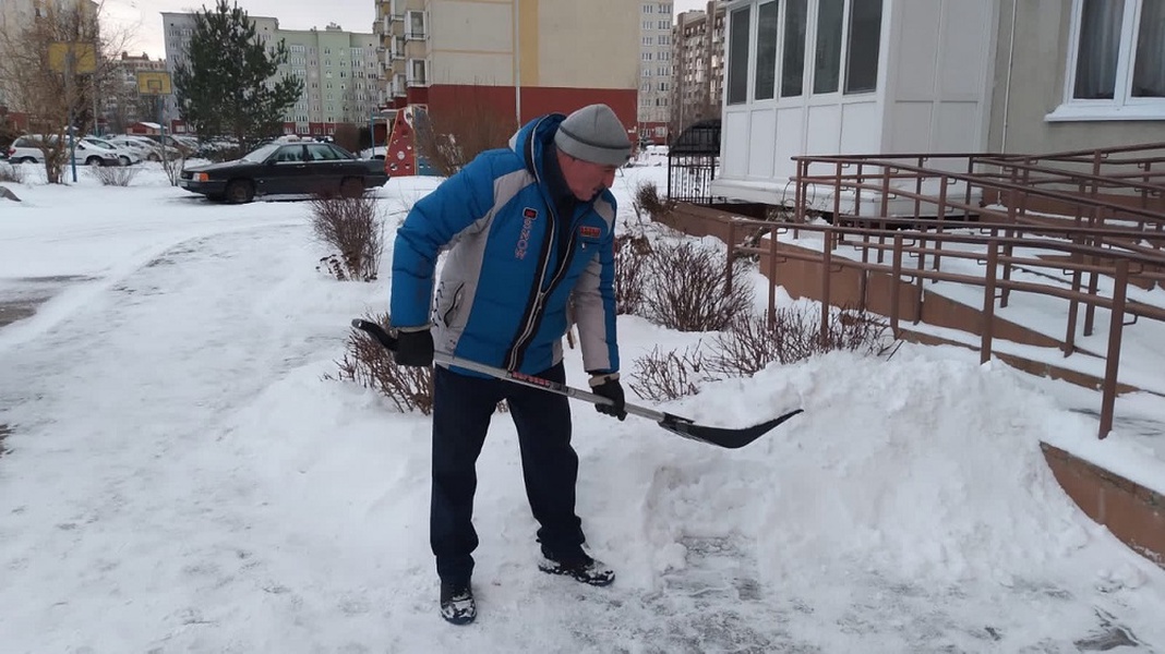 Наведем порядок всюду: в Калининграде ЛДПР очищает тротуары и подходы к домам