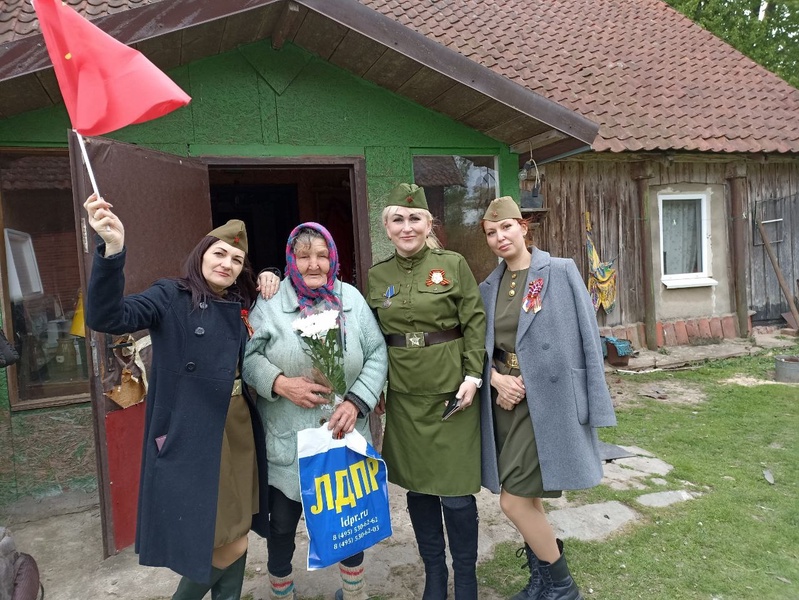 Партийцы поздравили ветеранов и тыловиков музыкой и подарками