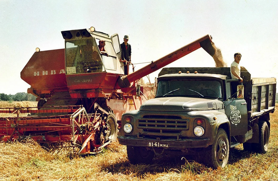 Ссср farms. Уборочная в 1978 году комбайн Нива. Фермы в СССР колхоз. Совхоз СССР. Колхозы и Совхозы в СССР.