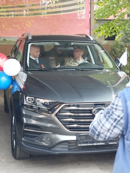 Участнику СВО благодаря ЛДПР выдали новый автомобиль