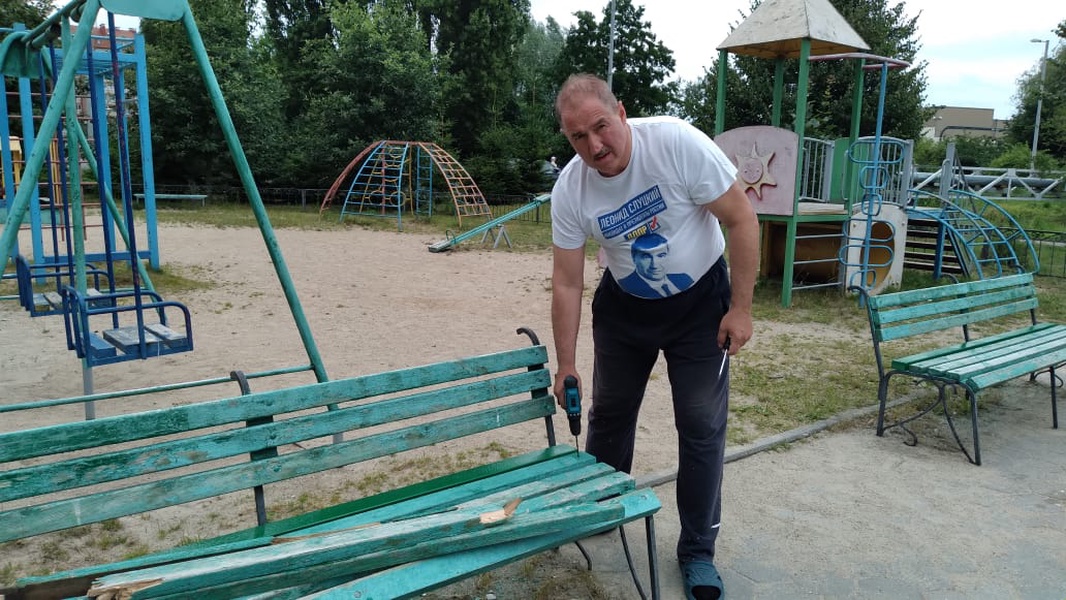 ЛДПР отремонтировала скамейки для жителей Ленинградского района Калининграда