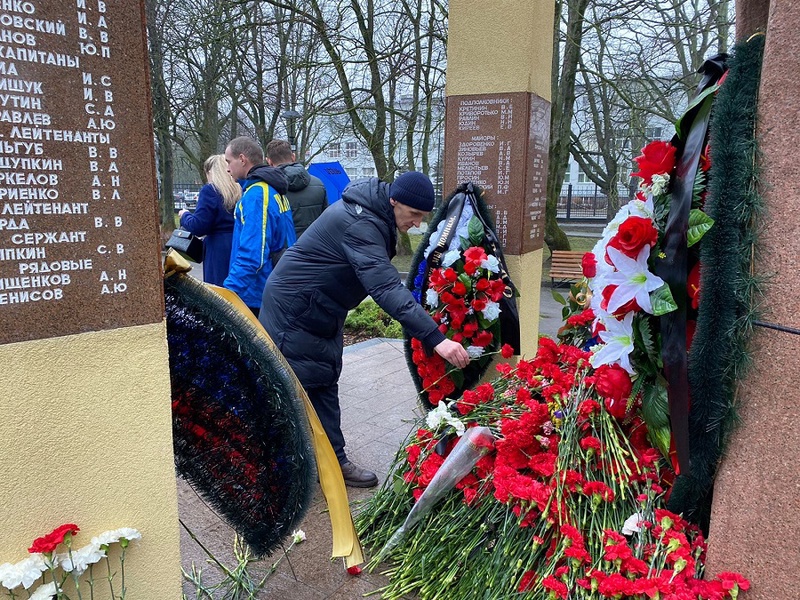 В Калининграде партийцы возложили цветы в память о событиях 35-летней давности