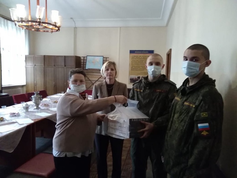  Координатор ЛДПР поздравила с наступающим праздником новобранцев в Калининграде