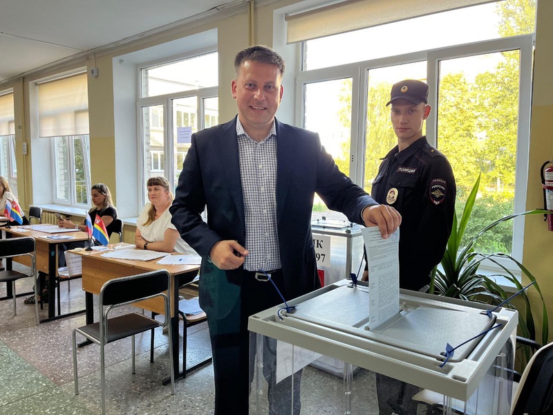 Кандидат на пост губернатора Калининградской области Евгений Мишин проголосовал на выборах